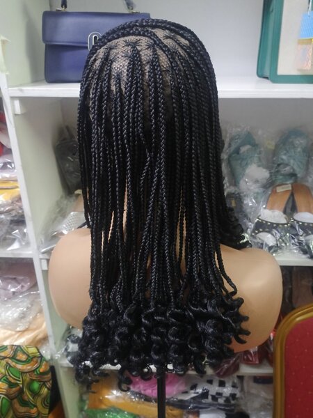 Perruque tressée avec boucles