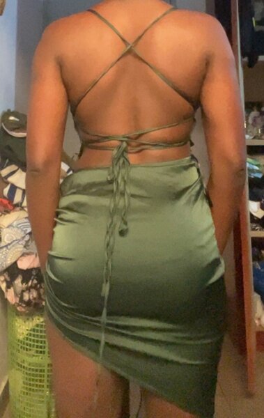 Robe satinée dos nu