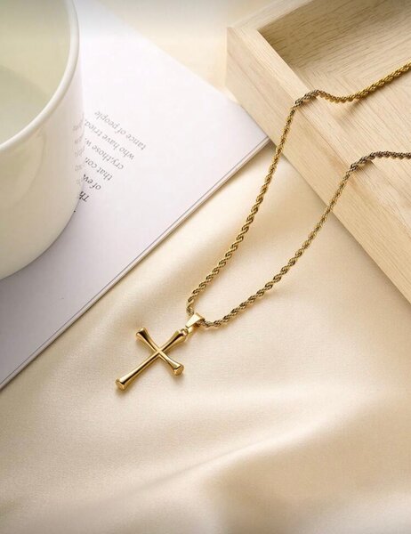 Collier croix en or élégant