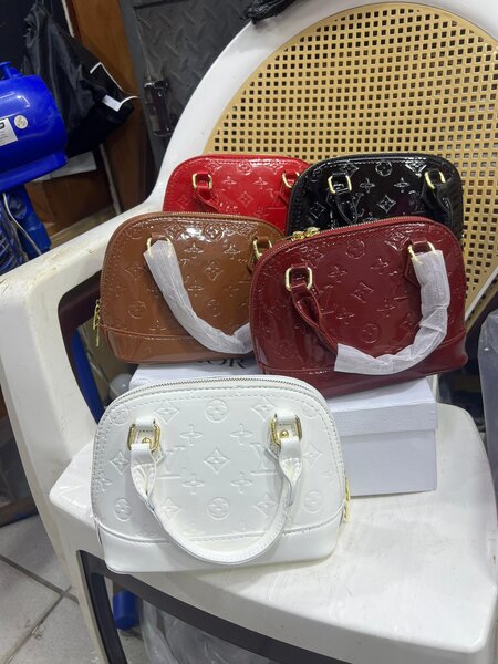 Sac à main élégant verni