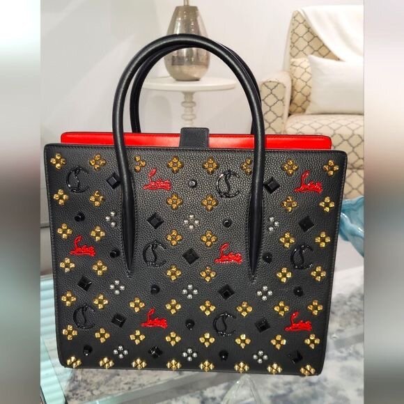 Sac à main élégant clouté