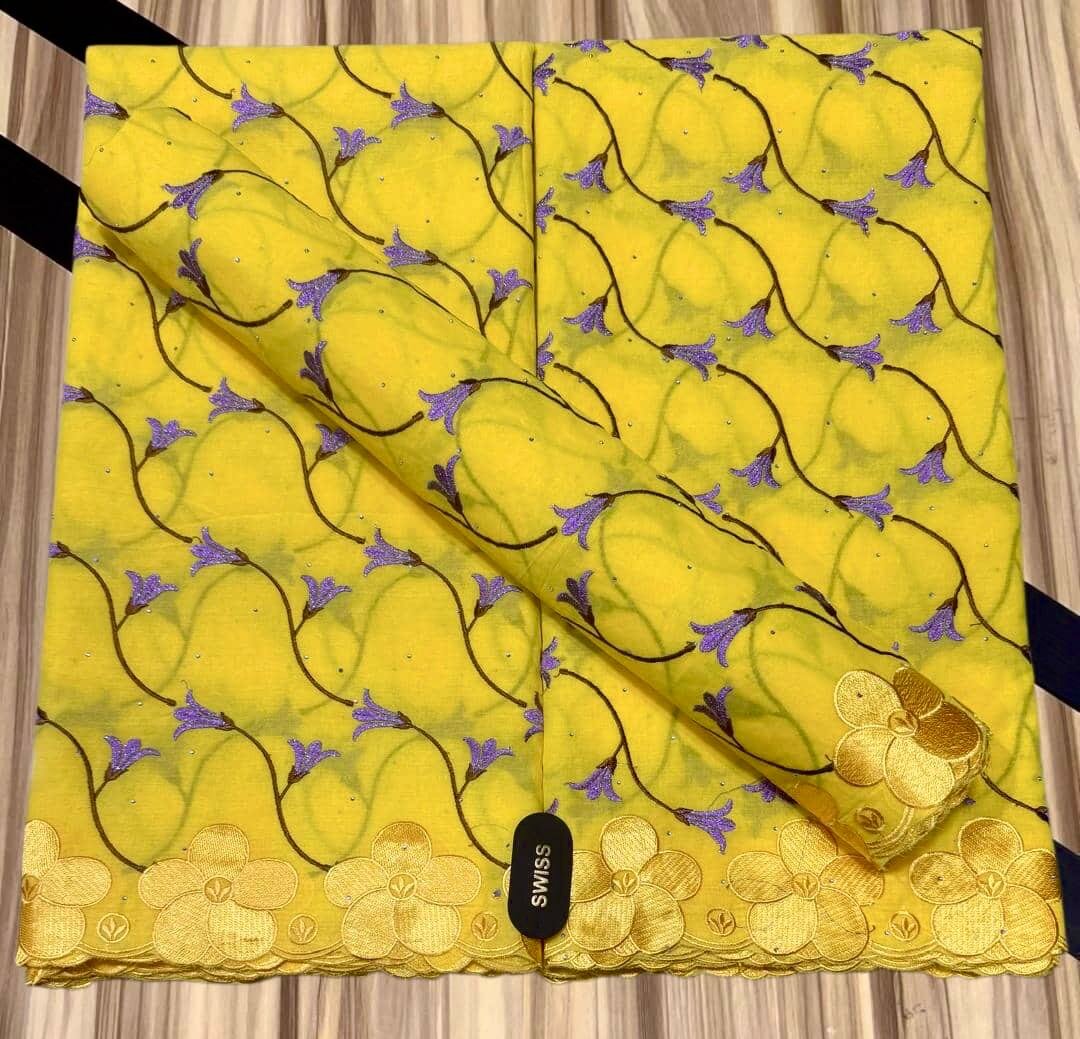 Tissu en dentelle suisse coloré