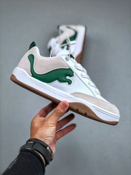 Puma blanches et vertes