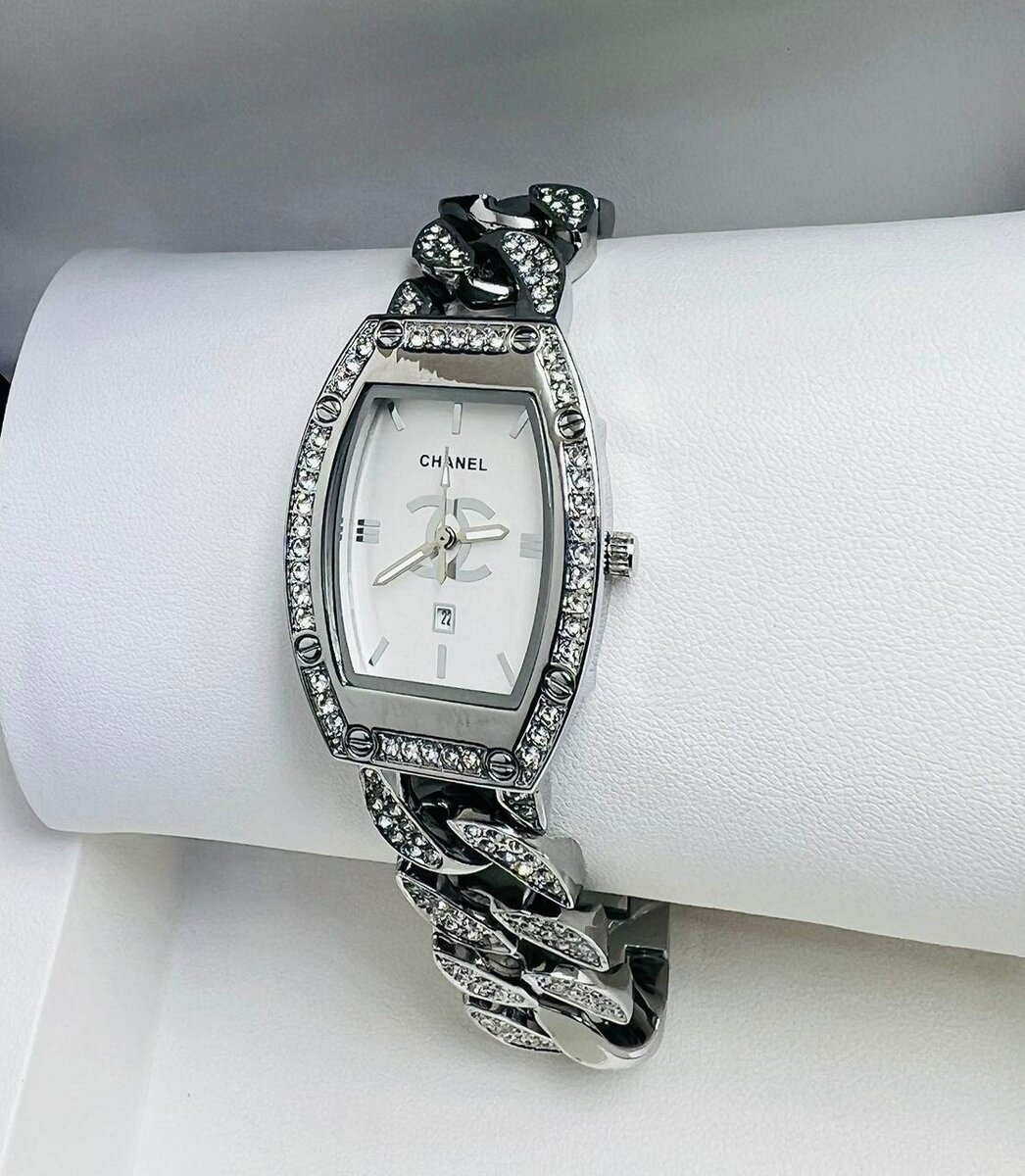 Montre luxueuse sertie de diamants