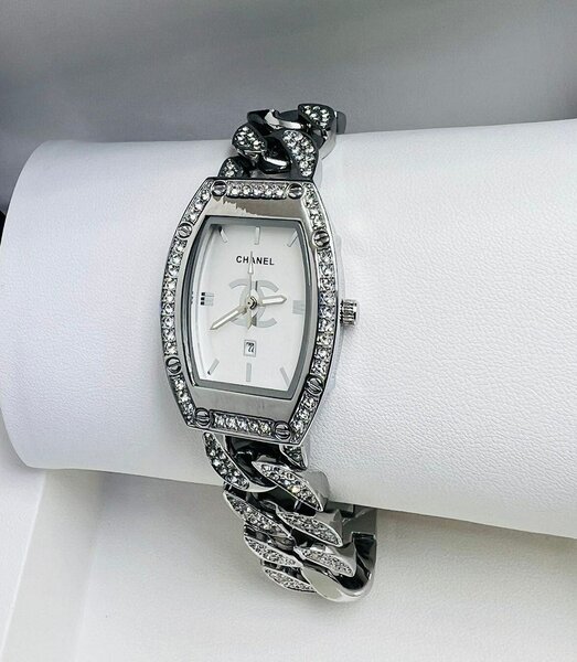 Montre luxueuse sertie de diamants