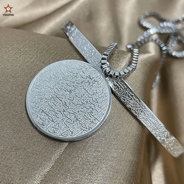 Collier médaillon gravé artistique