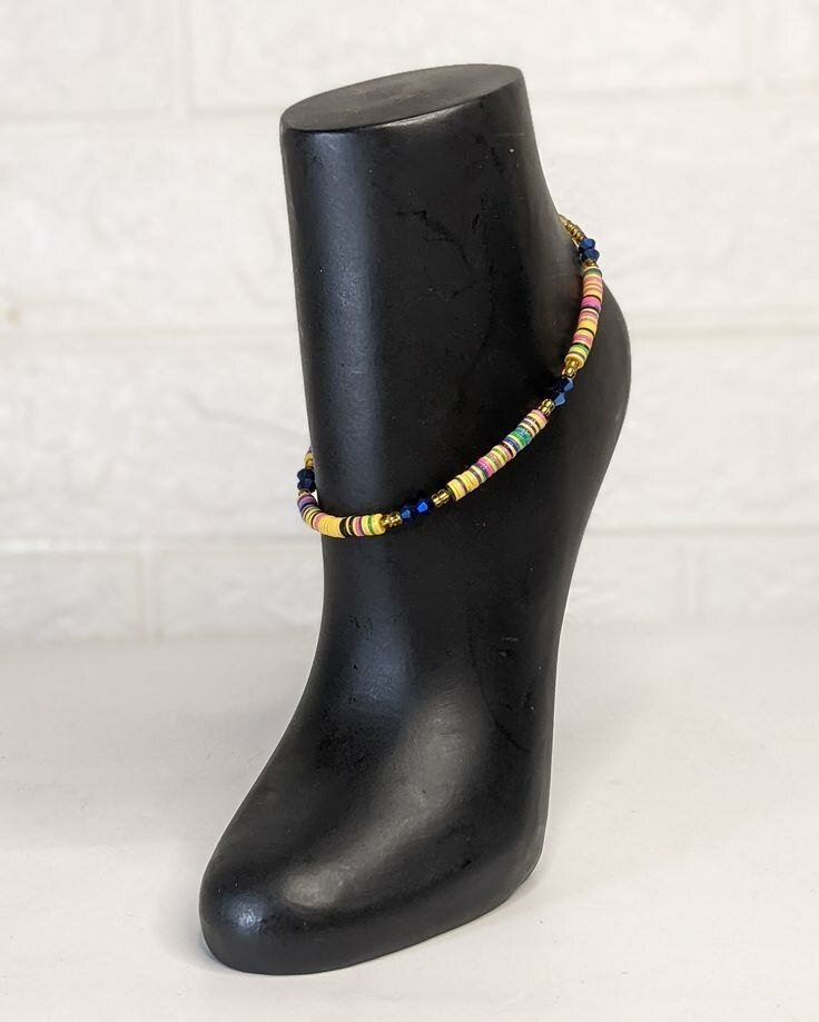 Chaîne au pied coloré