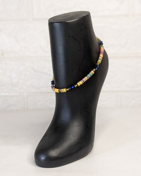 Chaîne au pied coloré