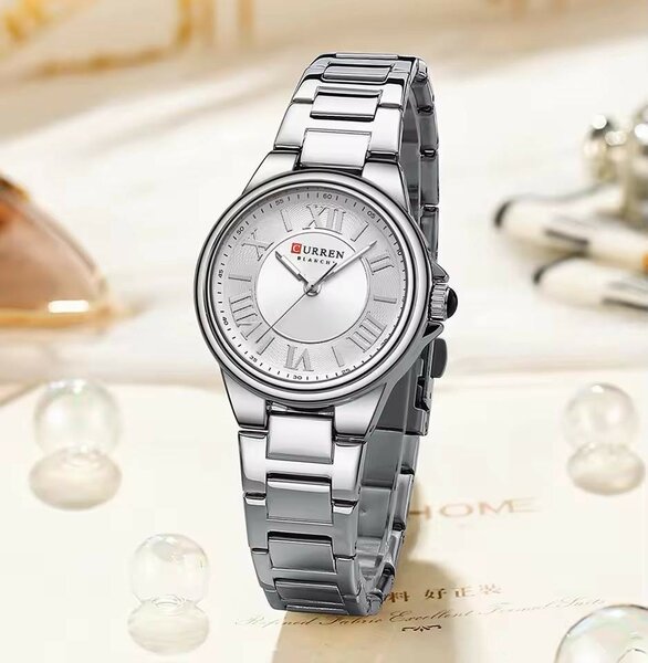 Montres élégantes en acier inoxydable