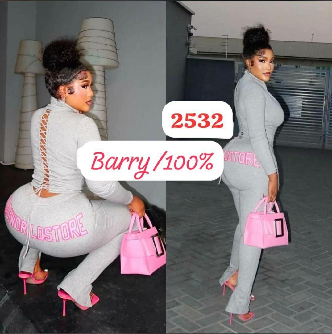 Ensemble moulant féminin élégant