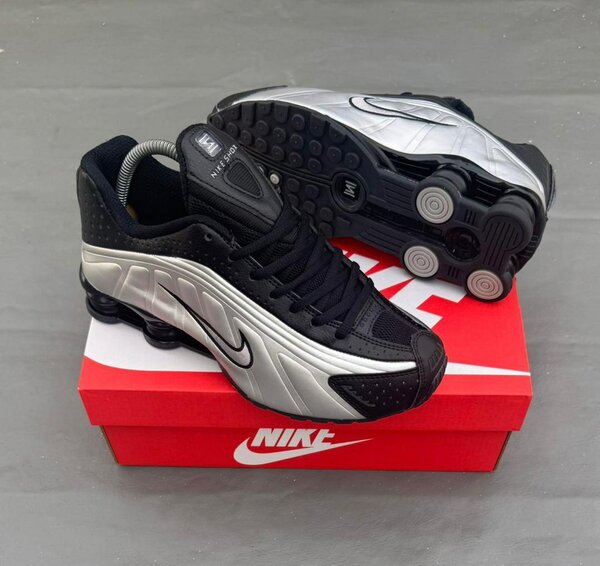 Chaussures Nike Shox noir et blanc