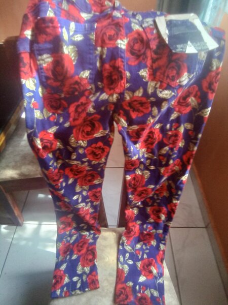 Pantalon fleuri rouge et bleu