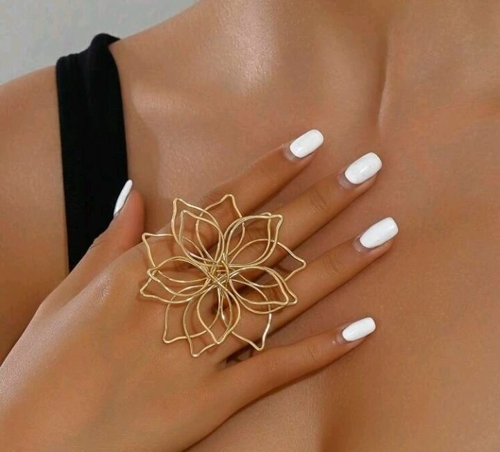 SHEIN  Style Gold Metal Flowers Choker and Ring