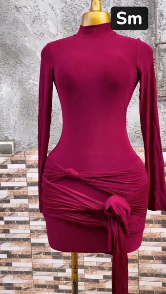 Robe moulante élégante bordeaux