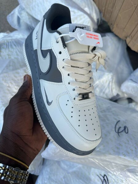 Baskets Air Grises et Blanches