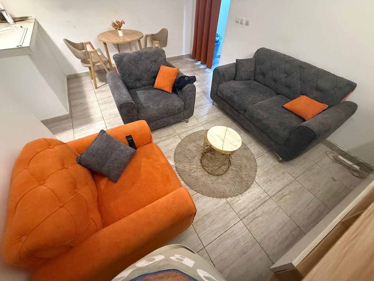 Réfrigérateur moderne en acier