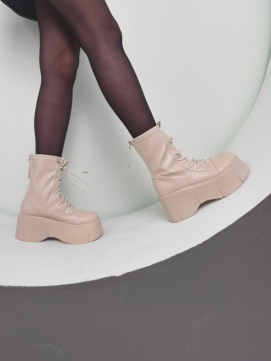 Бежевые ботинки на шнуровке