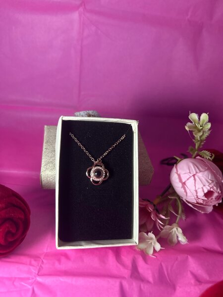 Collier en or rose avec pendentif