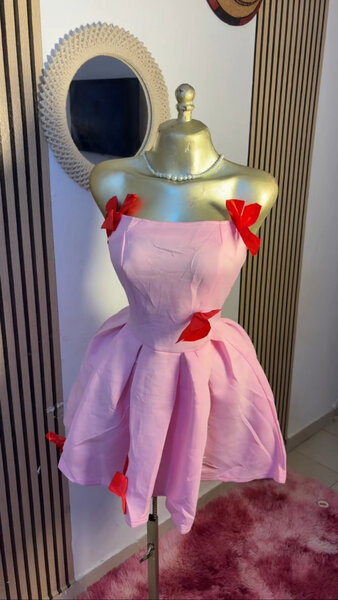 Robe rose élégante avec nœuds