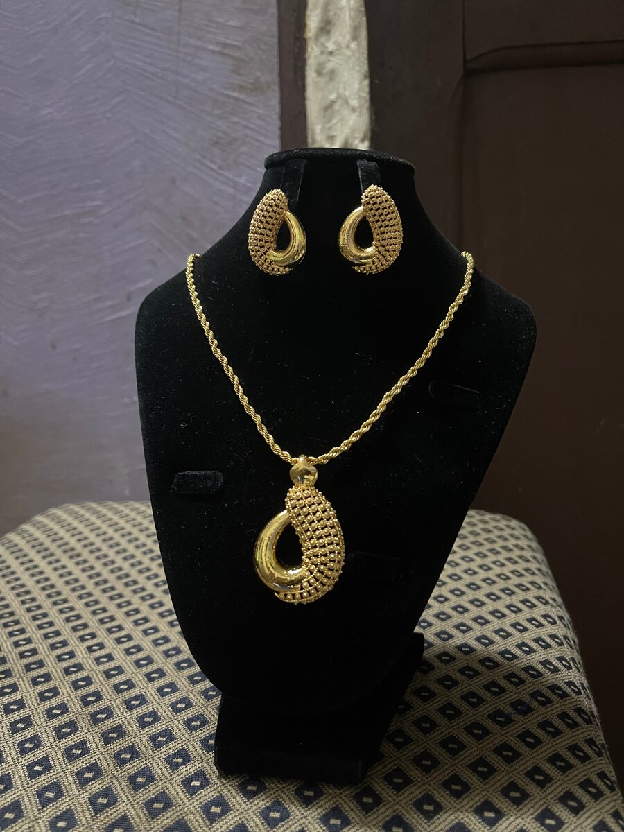 Parure élégante dorée