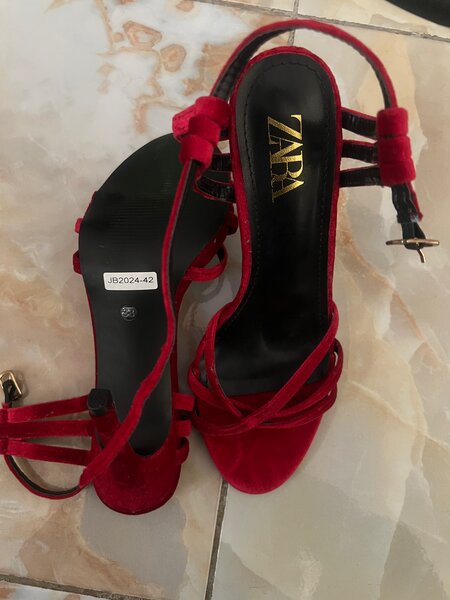 Sandales en velours rouge Zara