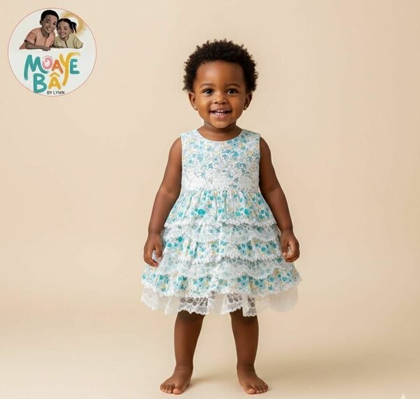 Robe bébé en dentelle fleurie