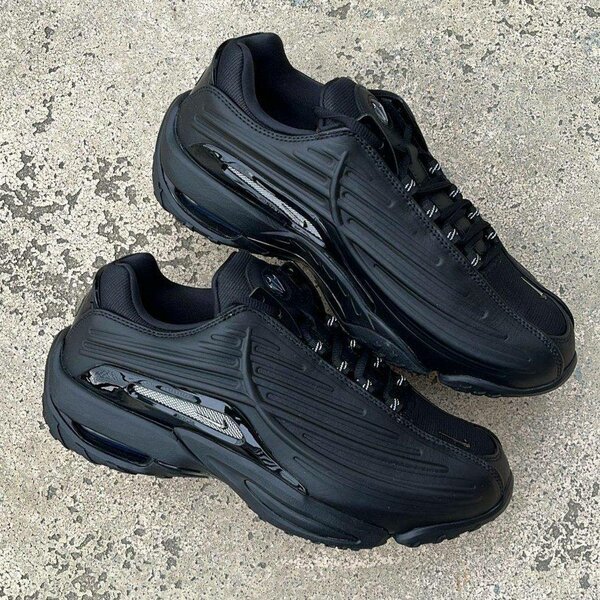 Baskets noires futuristes