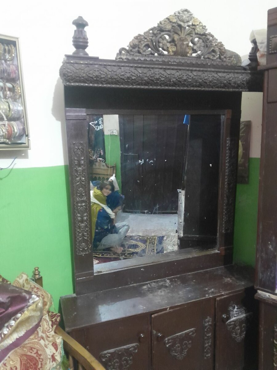 Mirror and showcase used less price and used contact me