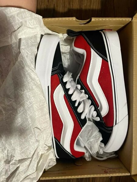 Baskets rouge et noir tendance