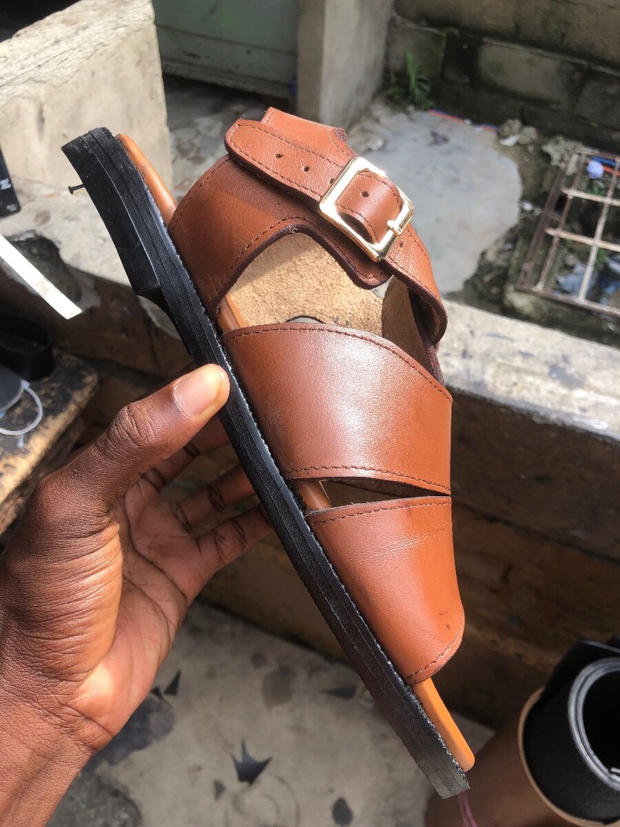 Sandales en cuir marron homme.