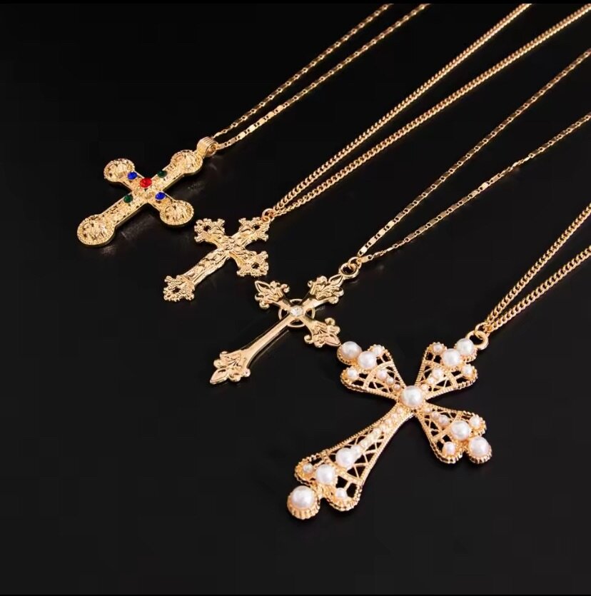 Colliers croix dorés élégants