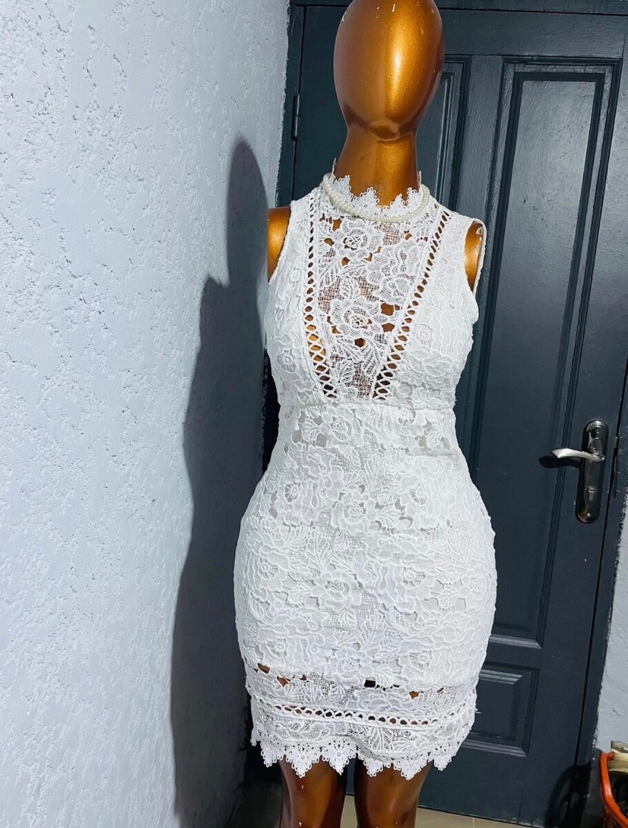 Robe en dentelle blanche élégante