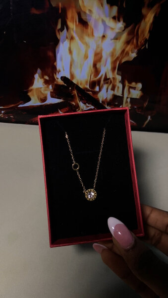 Collier en or avec pendentif diamant