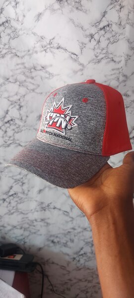 Casquette sport logo rouge