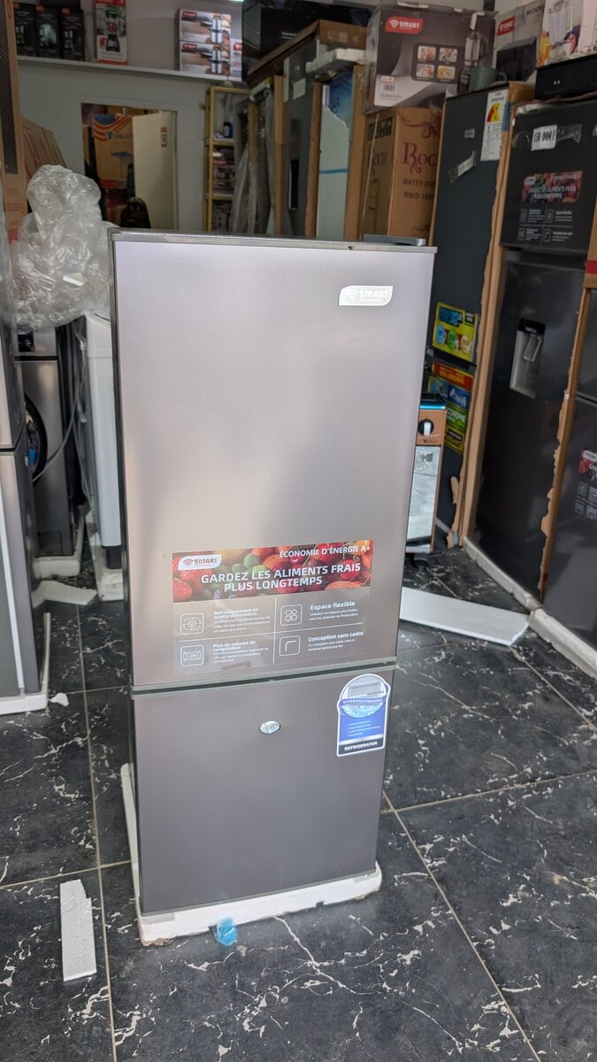 Réfrigérateur argenté moderne