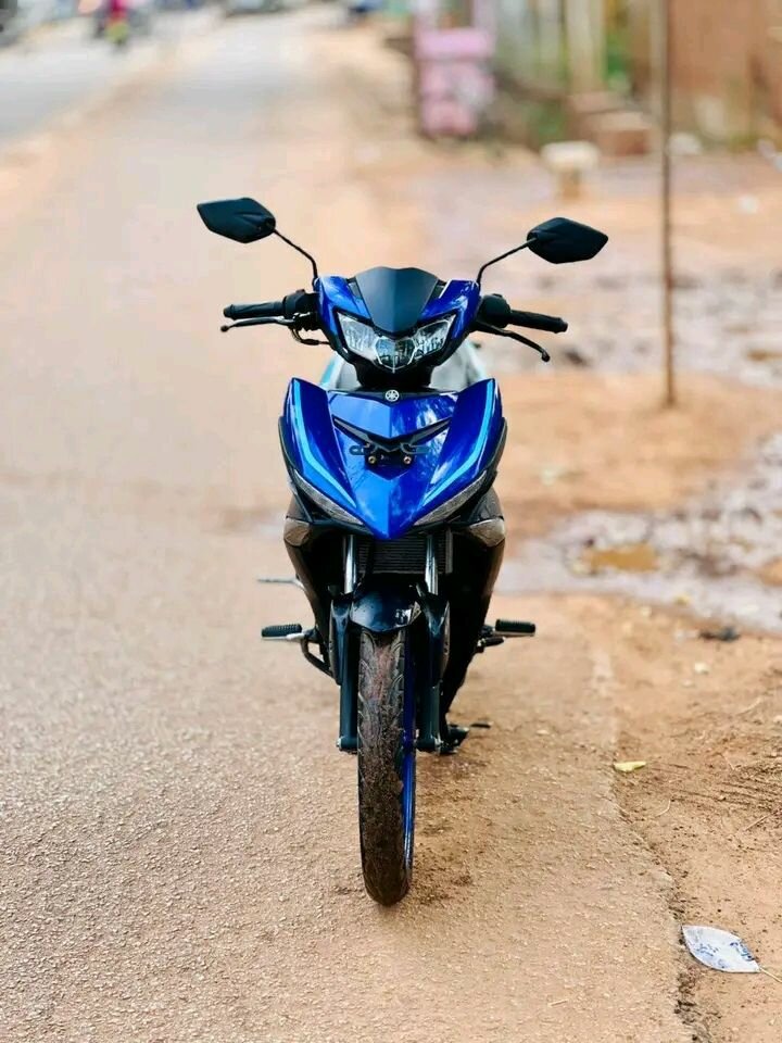 Moto sportive Yamaha bleue
