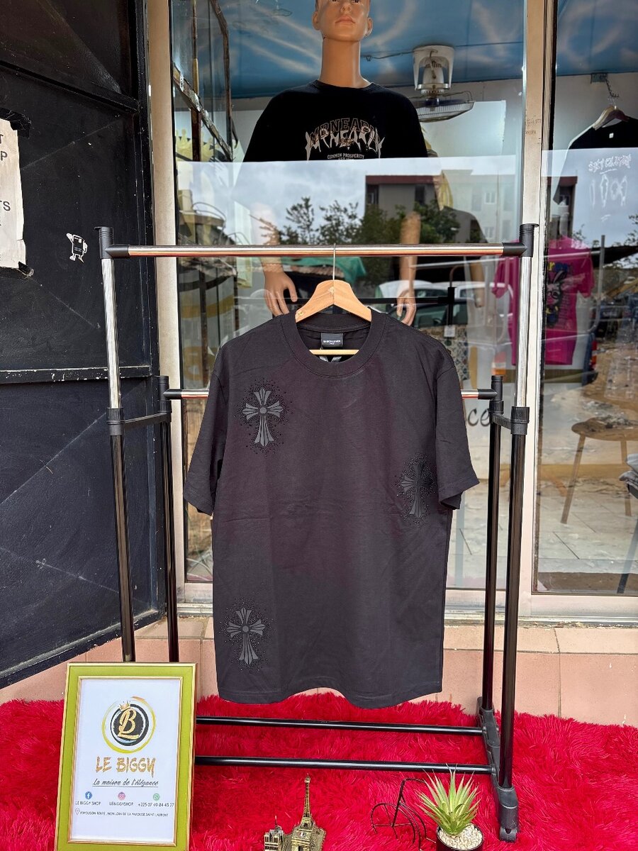 T-shirt noir avec motifs croisés