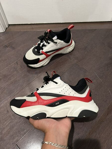 Baskets modernes blanches et rouges