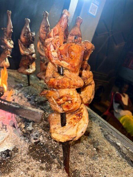 Poulet piqué entier et attieke