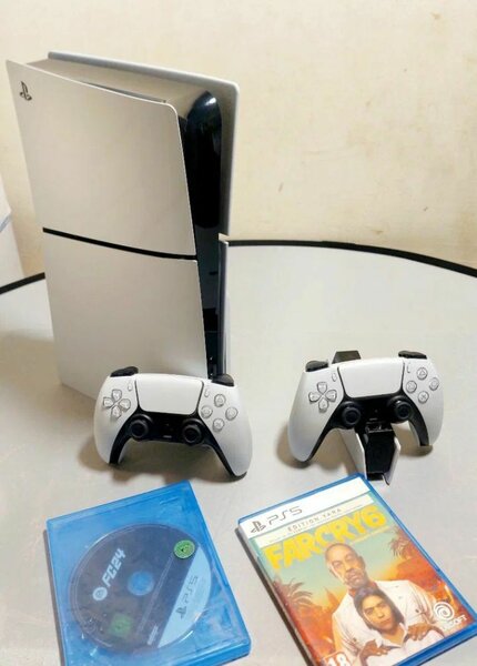 Console PS5 avec jeux et manettes