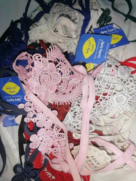 Lingerie dentelle colorée