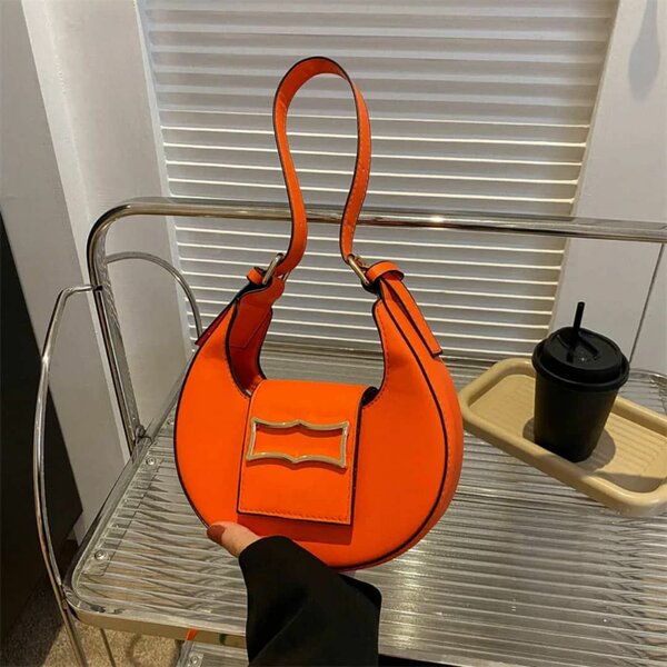 Sac à main demi-lune élégant