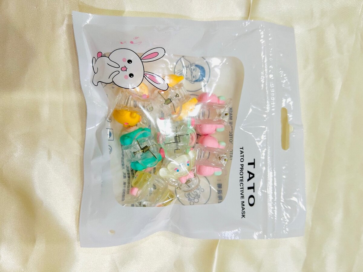 8 pieces of teddy bear mini hair clips for kids.