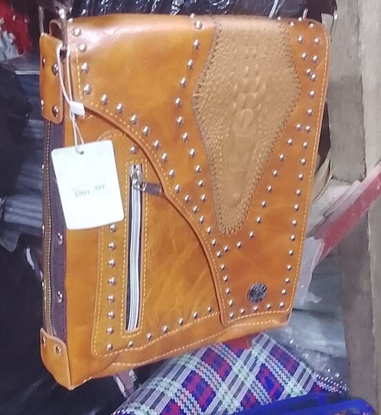 Sacoche en cuir cloutée élégante