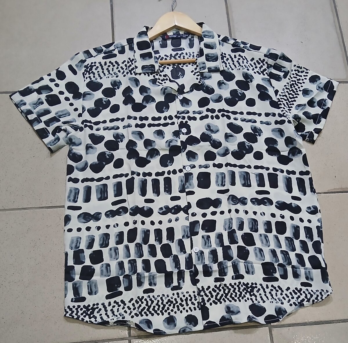Chemise à motifs abstraits