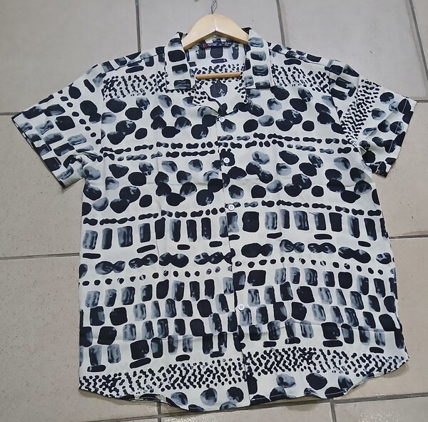 Chemise à motifs abstraits