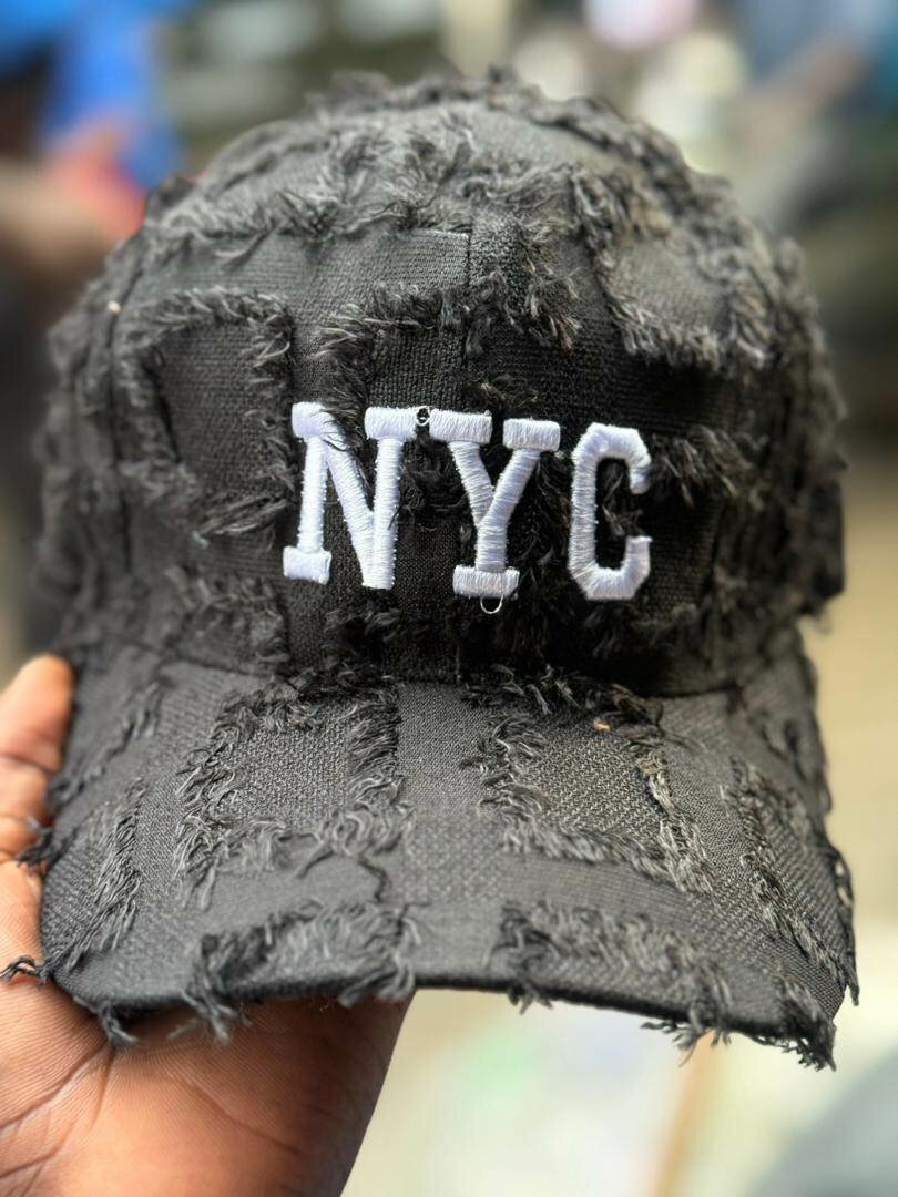 Casquette NYC déchirée