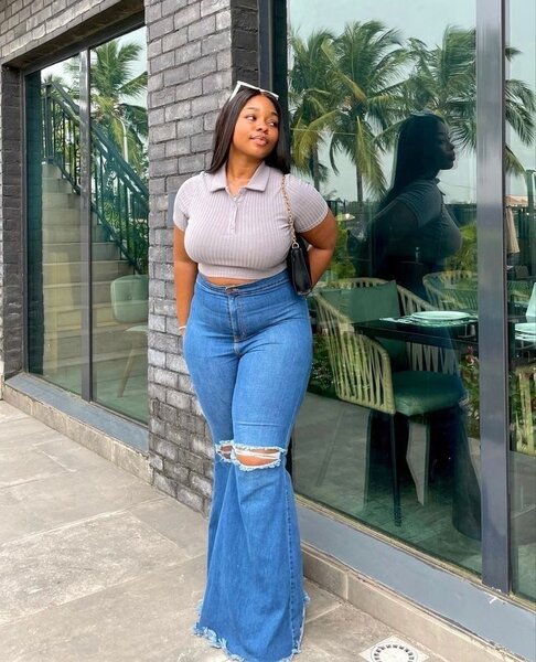 Jeans évasés déchirés tendance femme