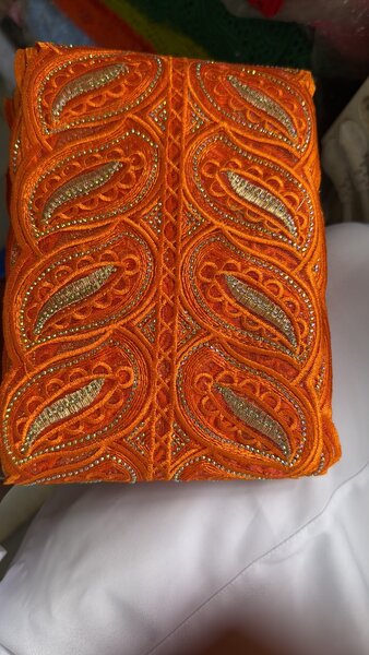 Tissus en dentelle brodée