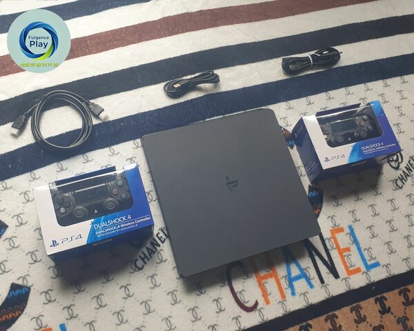 Console PS4 Slim encore neuve
